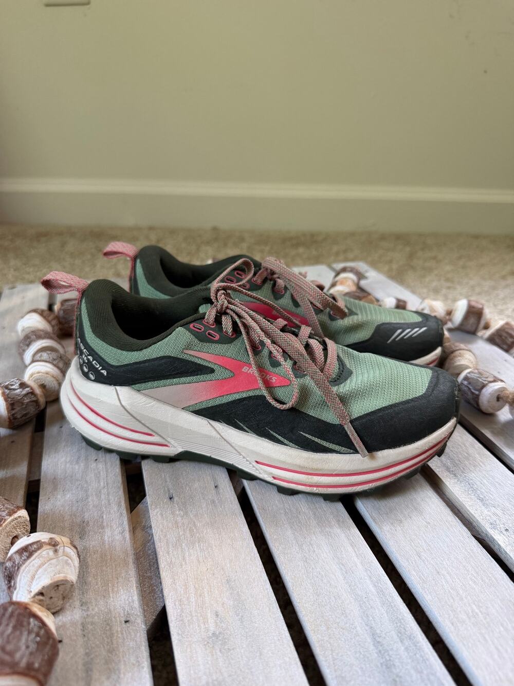 Brooks Women’s Cascadia 16 Green Athletic Running Sneaker Shoes